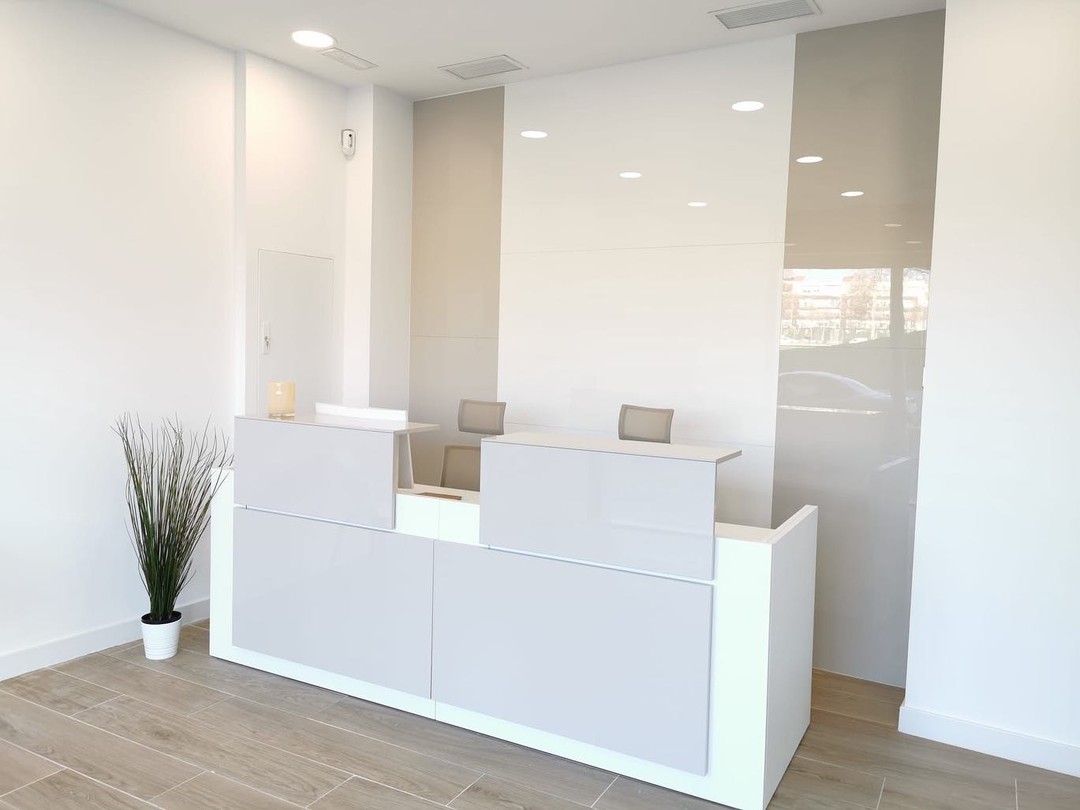Montaje de muebles de oficina para una clínica dental