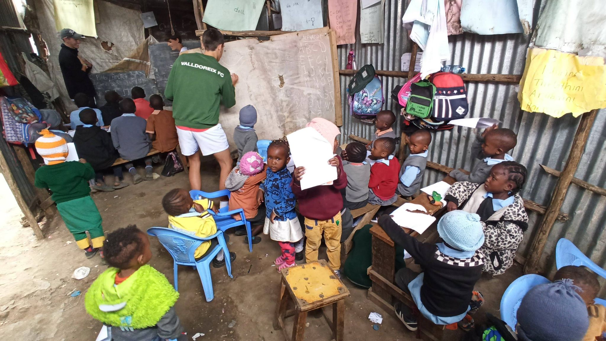 Donación de material escolar para el voluntariado en Nairobi