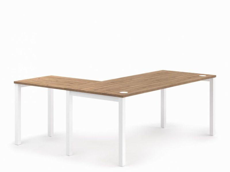 Mesa Nova Plus con estructura metálica blanca de 50x50 mm con travesaño estructural que hace la función de pasacables.