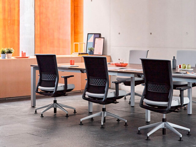 Los beneficios de invertir en mobiliario ergonómico para tu equipo